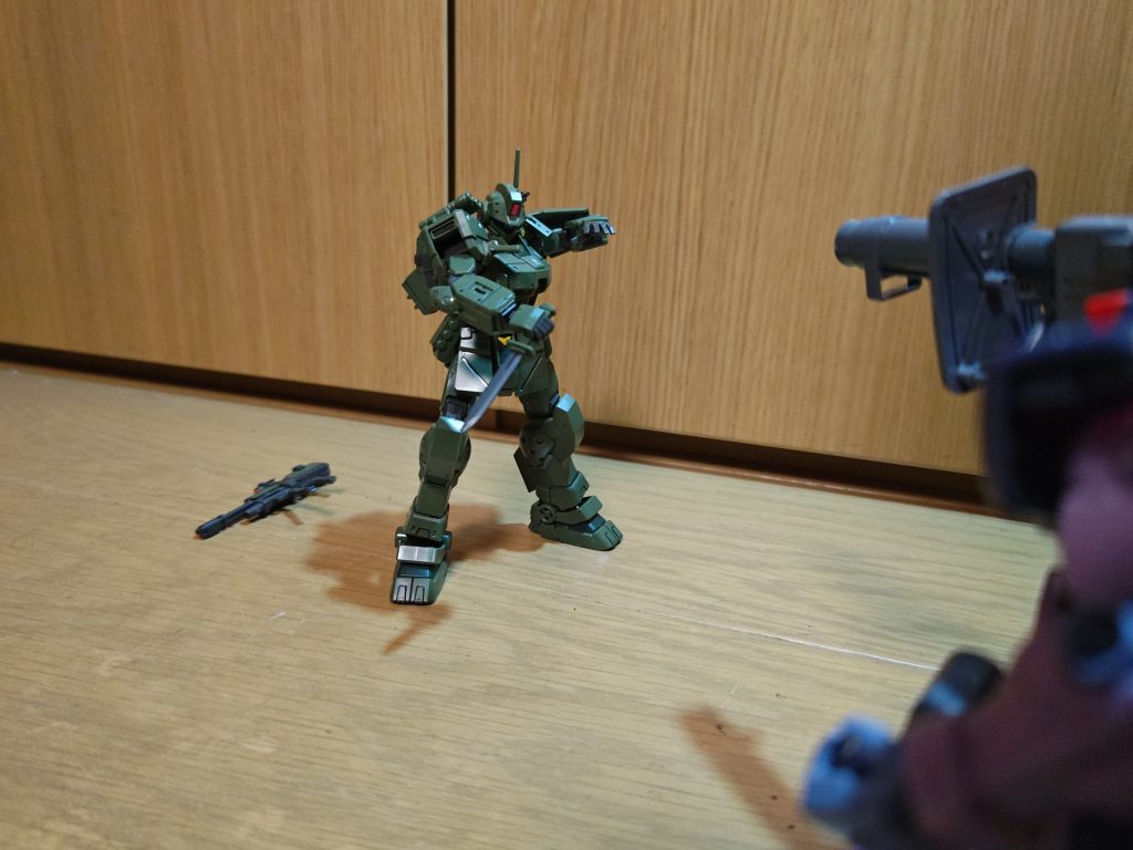 ジムスパルタン「近距離戦闘でやってやる！」ドムトローペン「こいつ…ライフルを捨てた…？近距離戦闘かっ！」