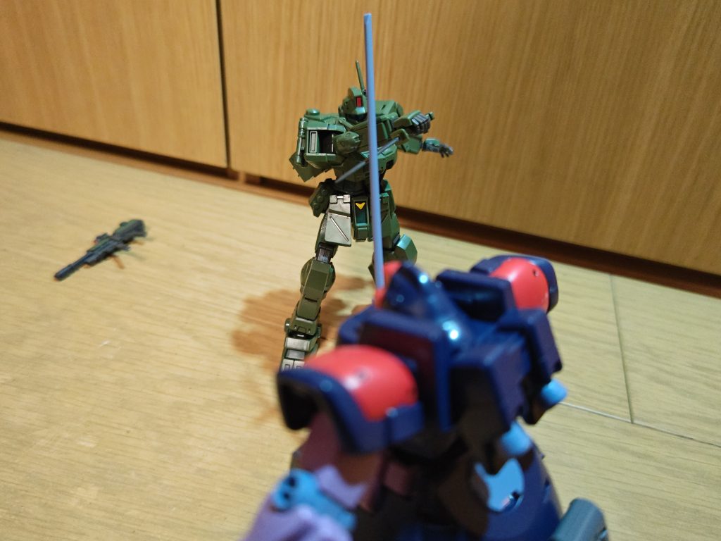 ドムトローペン「ならば俺も！」ｷｨｨｨｨｨｨｨｨｨ(ナイフとサーベルでぶつかり合ってる音)ドムトローペン「何っ！こいつジムなくせに俺が押し負けそうになってる！？」ジムスパルタン「おらぁぁぁ！」