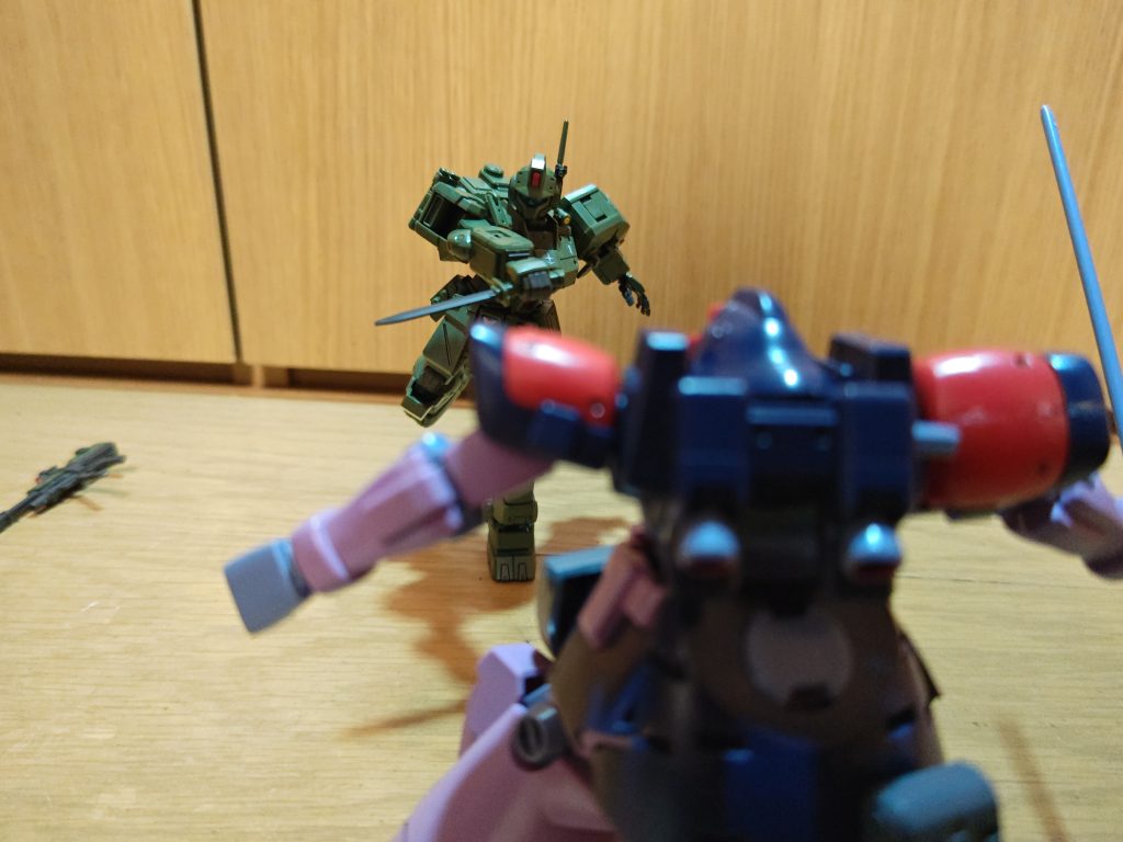 ドムトローペン「なっ！こっちは反動で体勢を崩しているのに…！こいつ…強い…！」