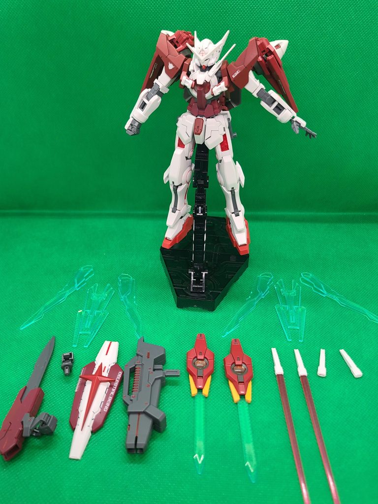 シンプルにしようと思ったのに一応、積めるだけ武器を付けたらセブンソードが出来る様になっちゃった(笑)機体名は戦場の「女神」から「天使」に変更戦場の天使、クリミアの天使のナイチンゲール・フローレンスから貰いました。最初はナイチンゲールにしようかと思いましたが、すでにいますので(笑)カラーリングは白衣の天使にちなんで真っ白にしようかと思いましたが、自分はfgoのナイチンゲールが印象に強いので赤を多めにしました機体の額と盾に赤十字をディテールとして付けましたが、これって表象とか肖像的とかの意味で勝手に使って良いんかな？！と実は不安になったり……(笑)以下、オマケになりますが仕事中に友達としたミルクボーイのネタ(量産機)になります