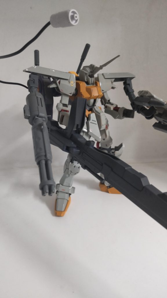 インコム展開。脛のフレーム剥き出しはどうなん？ってことでジャンク品とミキシングしましたが可動域との両立できず、旧キット並みの可動に。