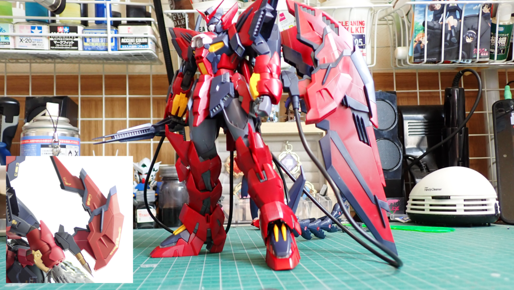 素組。この追加装備、リード線がジャマすぎる。しかも3mmもあって固いので、もはや拘束具。なもんで、ソードのケーブルだけ残して、無線と言い張る事にしました。