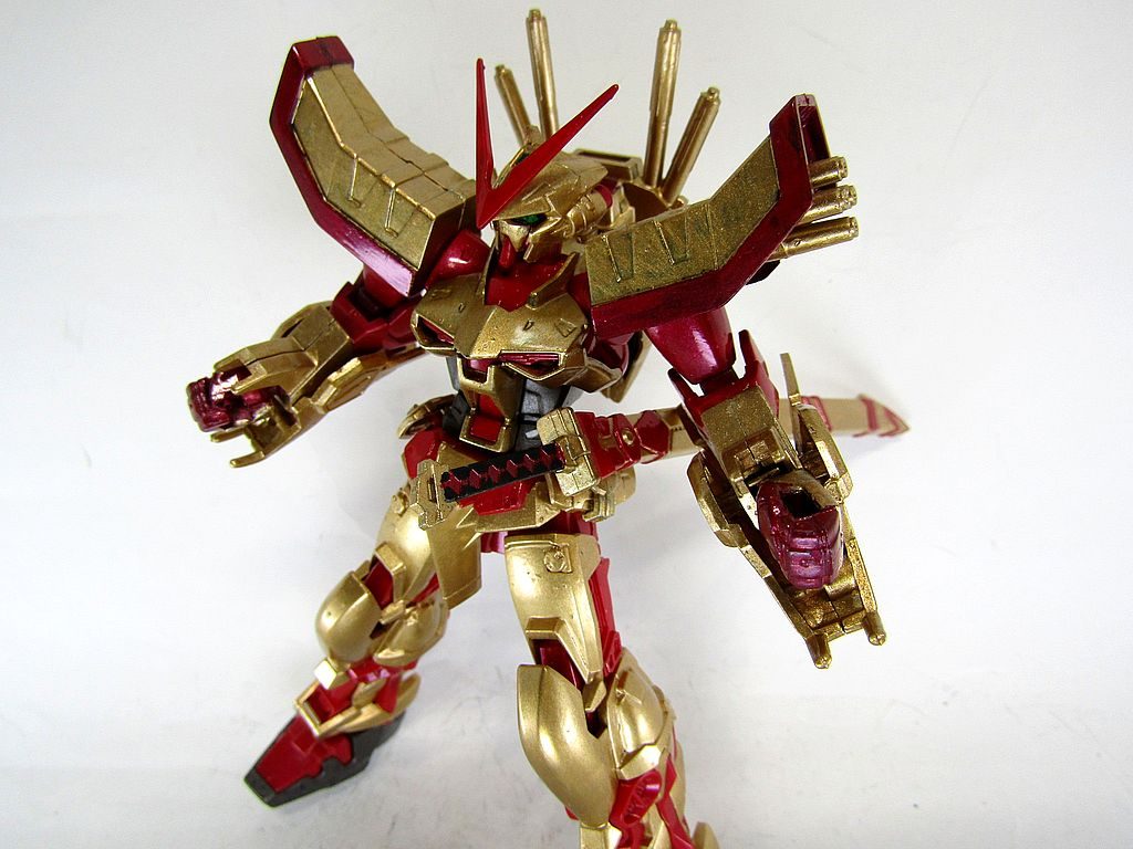 他の方の作例だと、ドラゴンガンダムの腕はノーマルカラーっぽいのですが、アストレイらしい感じのカラーに変更しています。