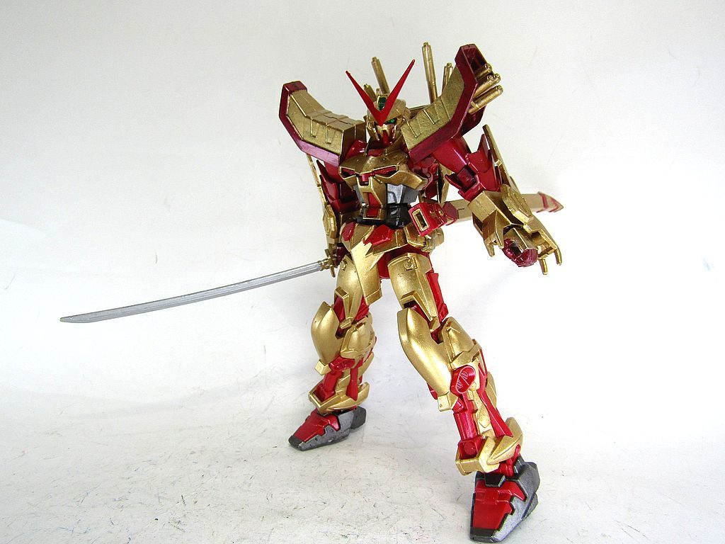 ガーベラストレート装備。手首の増径が思い浮かばなかったので、ノーマル手首が樹脂であることを活かした（？）切り込みをいれて無理やり持たせました。(￣▽￣;)