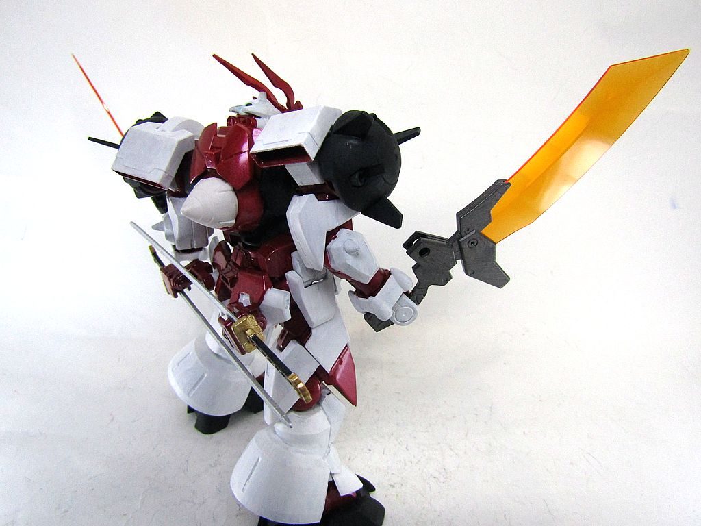 もちろんGNドライブもあります。腰のアームにガーベラストレートとタイガーピアスを装備。