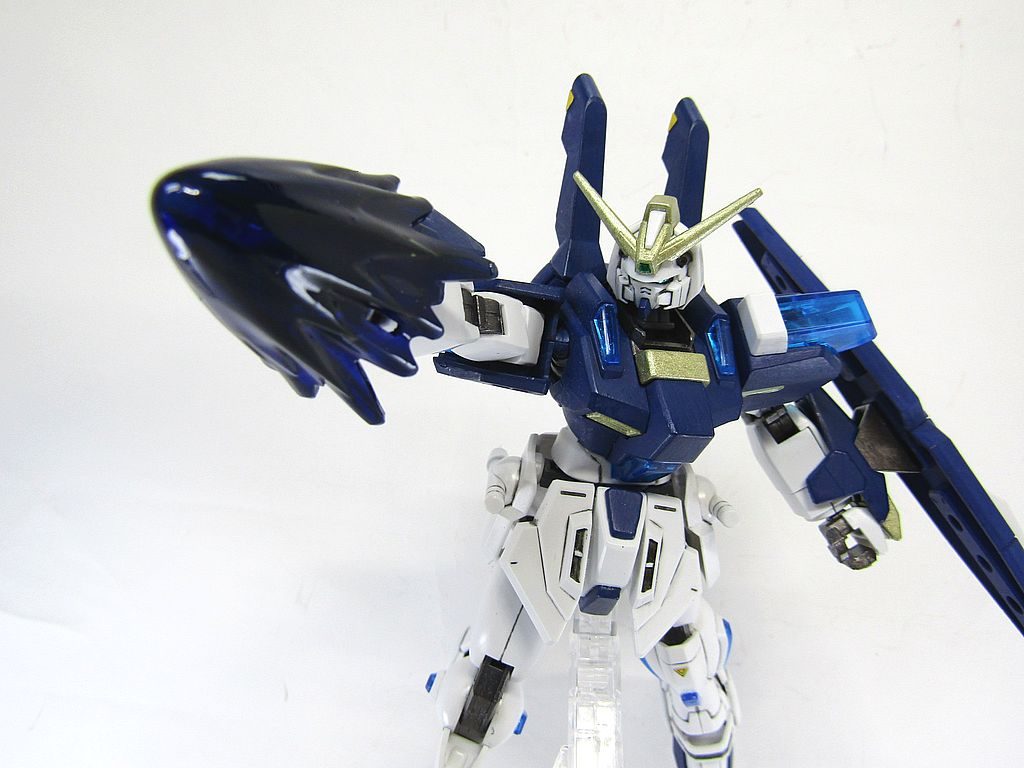 機体のクリスタル部分から光を放つとともに、蒼く輝く拳で敵を粉砕します。