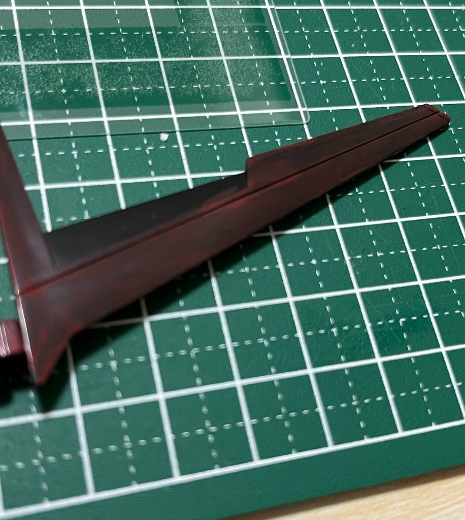 フライトユニットの再塗装。知らなくてお恥ずかしい話しなんですが、黒のパーツに赤って綺麗に発色しないんですね💦どれだけ塗り重ねてもダメでした。下地と塗る色の相性の大事さを身を持って経験しました。この後初めてサーフェイサーを購入し塗装をやり直しました。