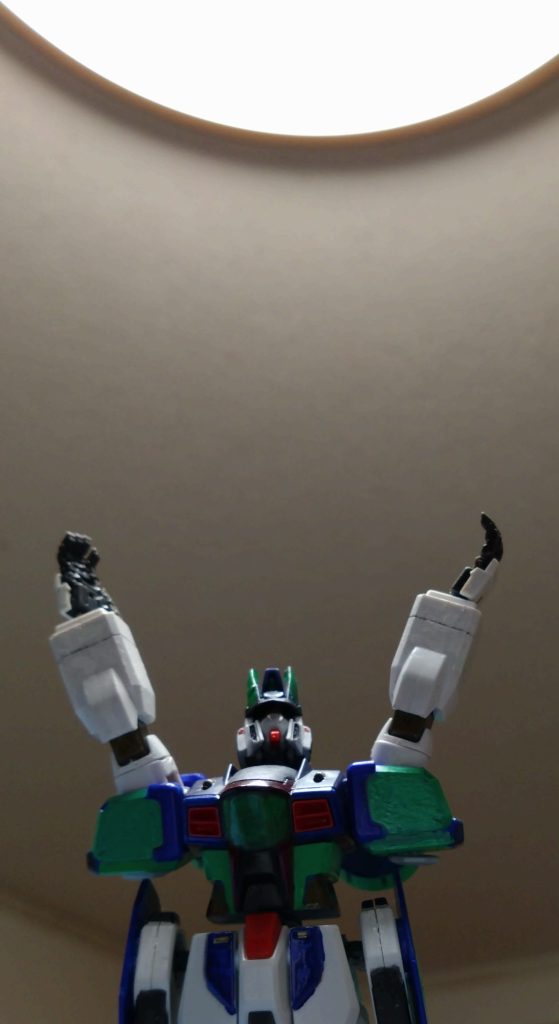 さて、最後だということでラストニッパーの隠された技を紹介します。この技はラストニッパーからファイナルラストニッパーに受け継がれ、最終決戦では最後の一撃として必ず使うことになるでしょう! 果たして、その技とはーーー      「この世界を生きる全ての皆っ!勇気を少し分けてくれ!!」 そう、これこそニッパーガンダムの最強にして最後の必殺技。その名は『勇気弾』。なんでもニッパーガンダムにはサイコフレームの強化版『スーパーサイコフレーム』も搭載されており、更にカードシステムで使うこの必殺技のカードによって、世界中の人達に動物、虫、更には自然そのモノからも勇気を貰って放つというモノ。友達が考えた設定ですが、もはやバトル漫画にあった必殺技のオマージュですね(^_^;) この技のパワーですが、1%でサテライトキャノン並みの威力だとのこと。チャージしている時間が長ければ長い程、威力が増すそうです。ちなみに、100%溜まる時間は約10時間。もう既に戦闘が終わってる頃になります……。このチャージ時間の長さについて友達は『現実的に考えると溜める技は結構長いだろ』と説明。…いや、変なとこで『現実』を入れるなよって話になっちゃいますね。まあ、友達が今回の紹介で満足したようで何よりです。