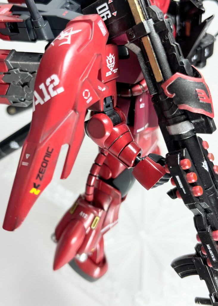 肩パーツにはシナンジュのスラスターカバーのパーツがピッタリハマったのでそのまま採用しました。