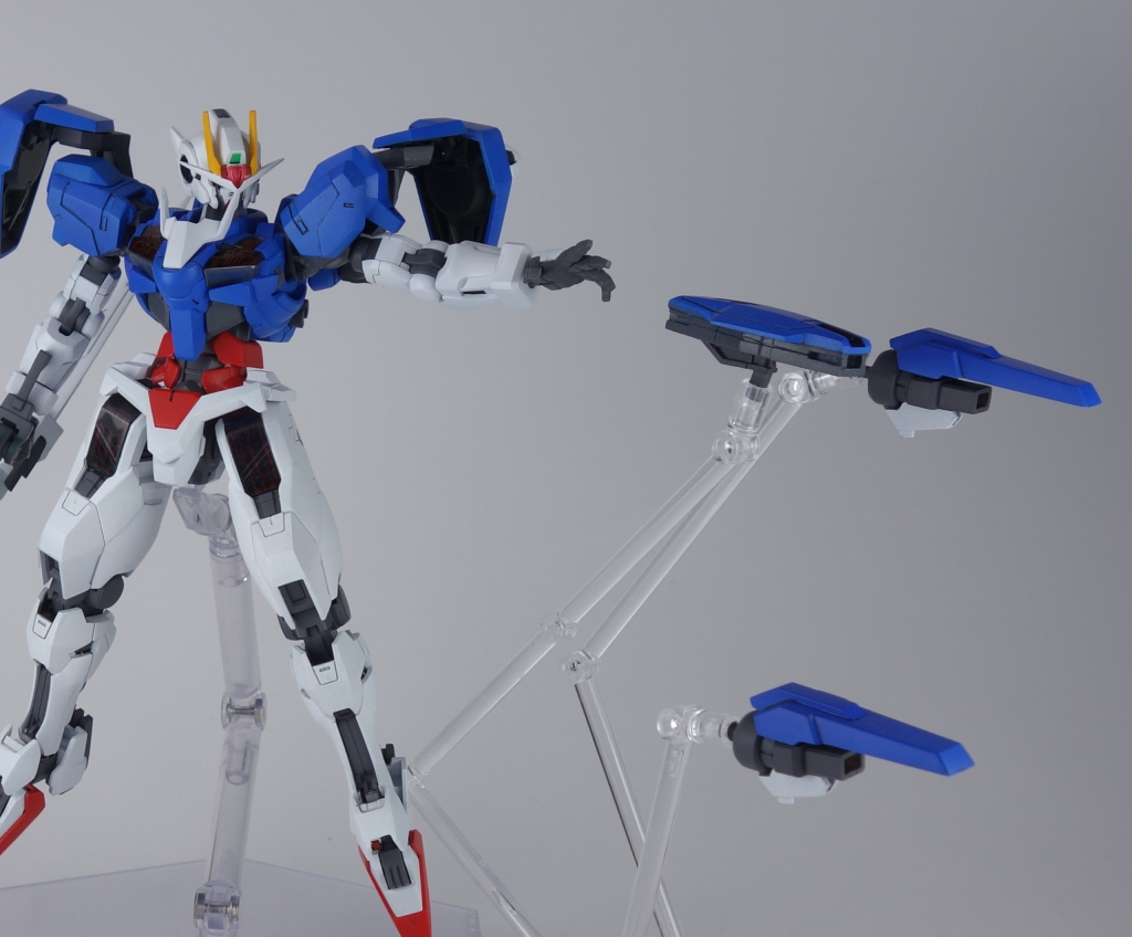 素体「ダブルオーガンダム エリアル」状態武装・GNビット素体状態では3基を装備。内1基は腕部に装備しシールドとして使用可能。稼働エネルギーは機体装備時に内蔵GNコンデンサーに粒子が貯蔵される。