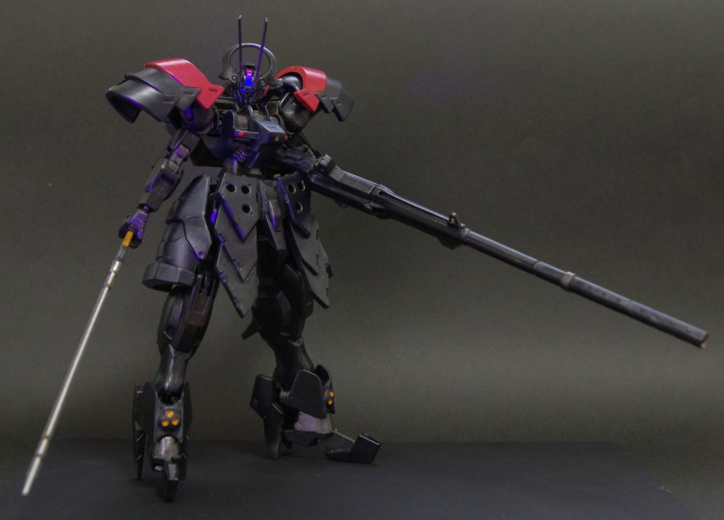 太刀とバスター砲の組み合わせ。絵面的には「FSS」で初めて登場した「ブラック グラード」版バッシュが持っていたパイドルスピアみたいなイメージですかね。剣聖カイエンに「大砲もってけ」って言われたい。笑※エルガイムの旧キットから拝借。