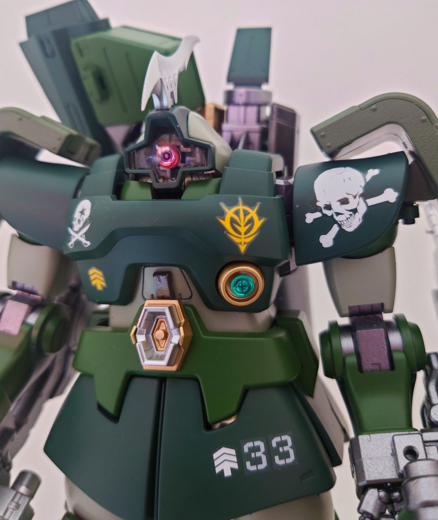 肩には宇宙海賊みたいなドクロをトレードマークに入れてみました!今回はジオン軍のマークや階級等もしっかり入れてあります。