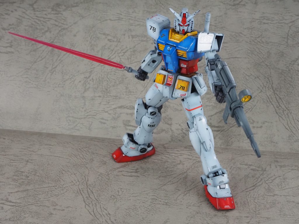 ただ、フルセットバージョンだとパーツの数や分割のためメイン兵装のライフルとバズーカが物足りなく感じてしまいますね。ここは思い切って手首ごとリバイブから貰ってしまいましょう。