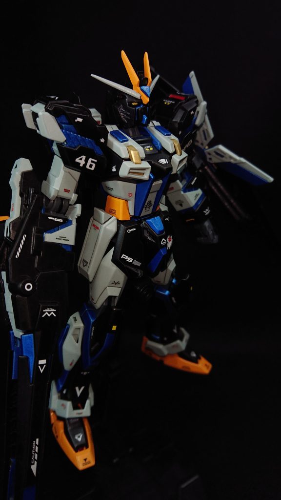 頭部　　　　：ストライクフリーダム胴体　　　　：ストライク腰部　　　　：ストライク肩　　　　　：バンシィ腕部　　　　：(左)バンシィ・ノルン　　　　　　　(右)バンシィ脚部　　　　：スタービルドストライクバックパック：ユニバースブースター+エールストライク武装　　　　：アームド・アーマーBS(バンシィ)　　　　　　　シールド(バンシィ)　　　　　　　ビームグレイブ(シェンロン)