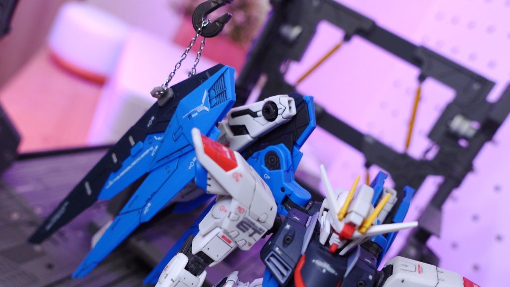 ウイングのパーツ周辺も無理やりですが、クレーンで組み立て動画撮ってみました。