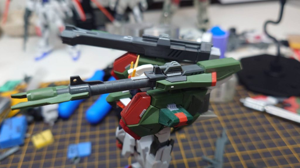 MGのバスターのディテールを参考に武装をディテールアップし、肩にしいたけディテールを追加