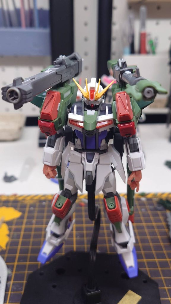 見づらいですが両肩武装の銃口内部をディテールアップしてます。