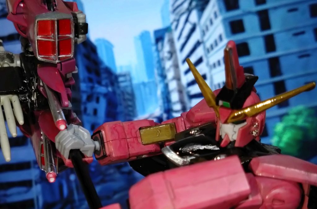 「これがジャスティスの本来の後継機?」「これ、お前にやるよ。元々、お前の為に造ったMSだからな」 IIセイバーを失った彼、アースは新たな力を手に入れる。『スペランツァジャスティス』、希望となる正義のガンダムを…。 「んじゃ、さっそく出撃してくれ。たった今、C.E.に新たなマルチバースを検出したんだ」「まさか、今のタイミングでこれをくれたのは俺に仕事をさせる為だったのか?」「……半分はね」 正直に答えるメモリーに、アースは嫌々出撃準備に入る。そんな彼にメモリー、元気づける魔法の言葉を口にする。 「舞台はオーブに地球軍が攻めてきた時で、確かオーブのMSパイロットにメチャクチャ美人さんが何人もいたーーー」「アース・ザラン!出撃する!!」 『美人』に反応したアースはいつの間にかパイロットスーツに着替え、すぐさまスペランツァジャスティスで発進。アースのガンダムはC.E.71年のオーブへと向かうのだったーーー  ーーーそして、オーブ上空地球軍の攻撃によりオーブは大きな被害を受けつつあった。 「ライバル・アスランも乗れたんだ!俺も上手くジャスティスを使いこなせるはず!!」 アース、オーブ側について戦闘に参加。オーブを守る為、時空を守る為に彼は戦う。そんな彼だが、不純な気持ちで戦っていることは言うまでもない…。 「ここでアスラン以上に活躍すれば、俺はヤツより……モテる!!」 アース・ザラン、彼がアスランをライバル視する理由はもしかしたら……そういうことなのかもしれない。 『機動時空転移 ガンダムリベロ 第12話:赤き風の降臨』  と、ストーリーはここまで。皆さん、楽しめたでしょうか?まあ、劇場版を観た後の方からしたら盛り上がらないかもしれませんね…。