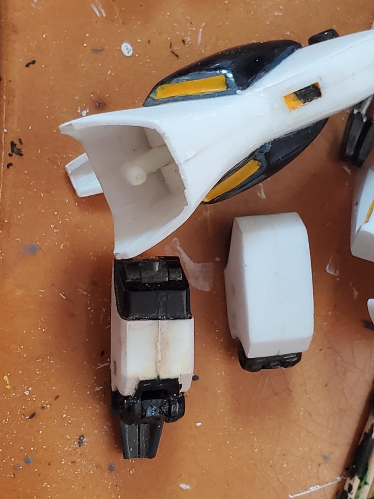 プラスチックが経年で変色してしまったのでヤスリがけをした後塗装は厚めにして分かりづらくしました、いわゆる厚化粧