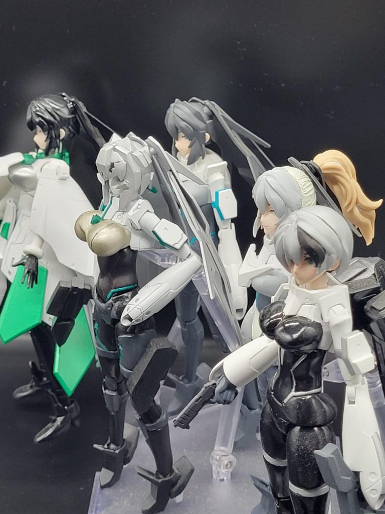 GNメイ迷走中に並べたやつ(右から2番目)、後頭部に頑張って髪を彫り混んでいたが結局埋めました