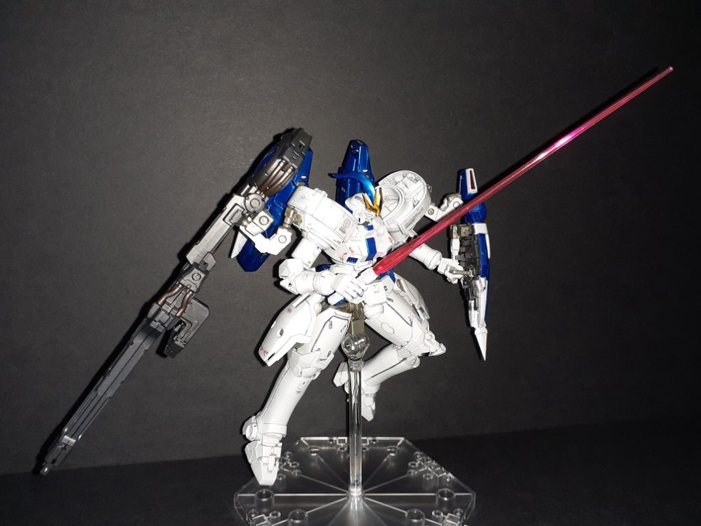 ゲームだと近接はヒートロッドばかりで影が薄いけどビームサーベルも持っている