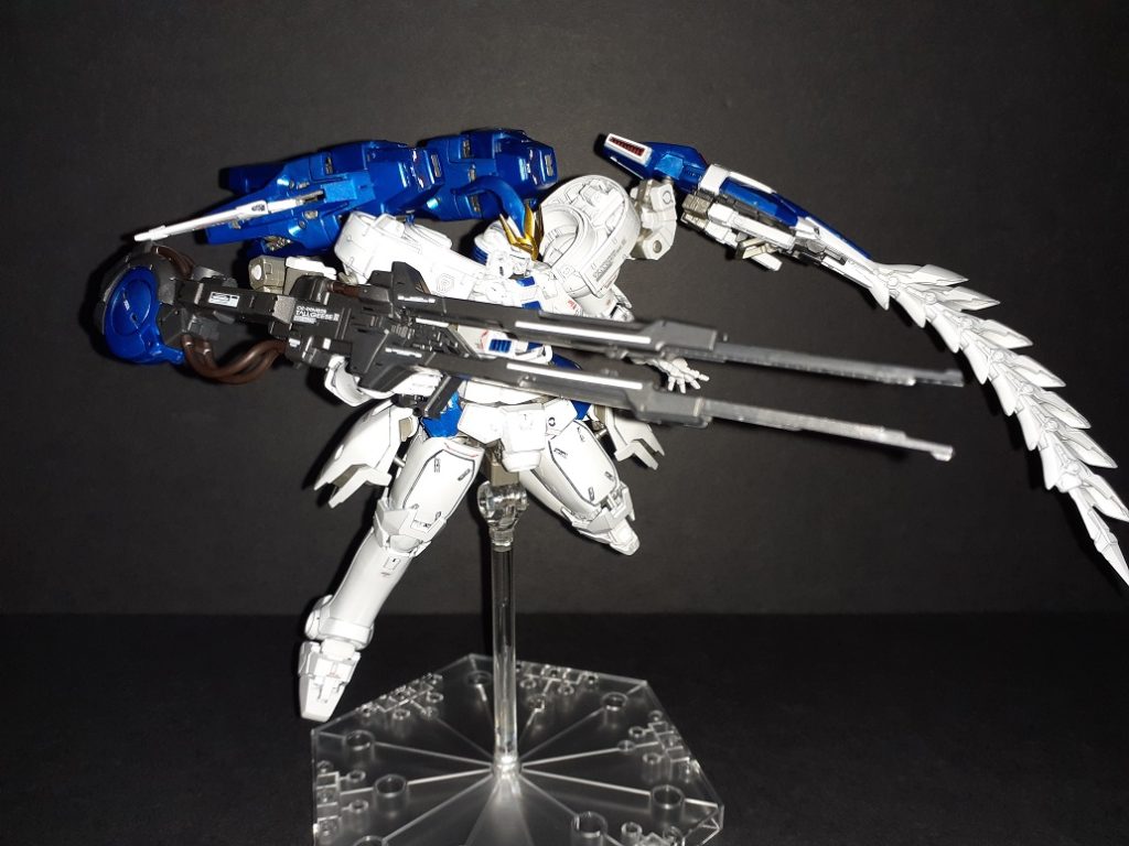 作ってみると本体は関節までほぼ真っ白なのでびっくり。その分チタニウムフィニッシュには合ってるとも言える