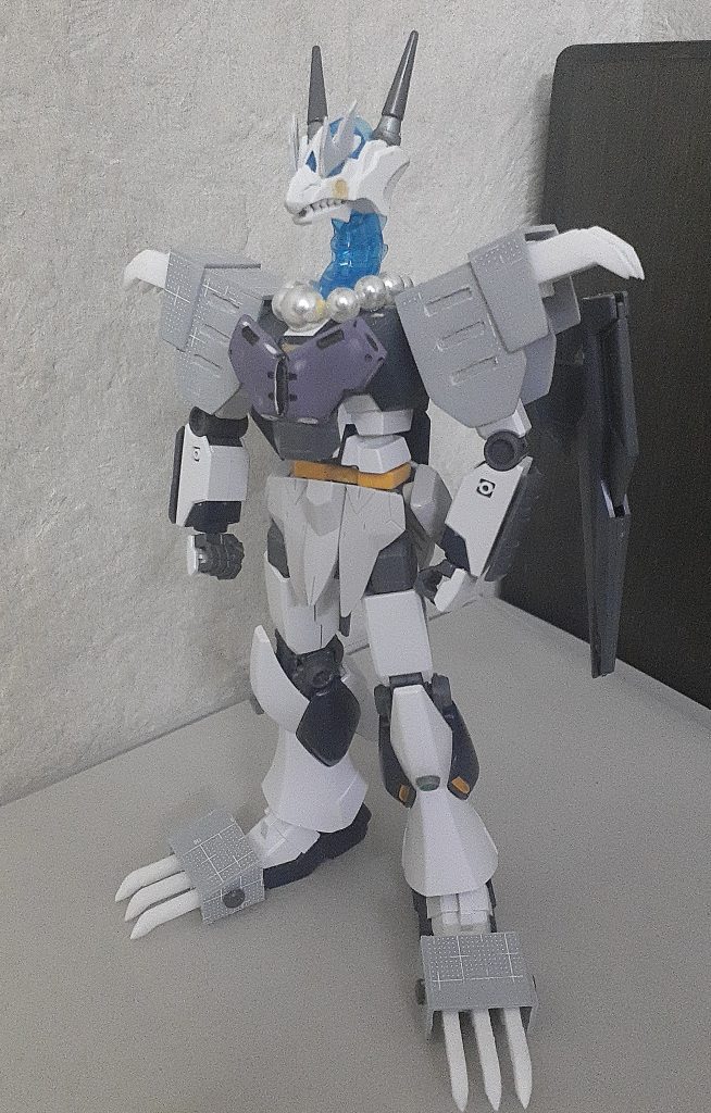 塗装前肩アーマー、爪先、眉毛(睫毛？)はプラ板で作りました。首の数珠は100円ショップのビーズです。 