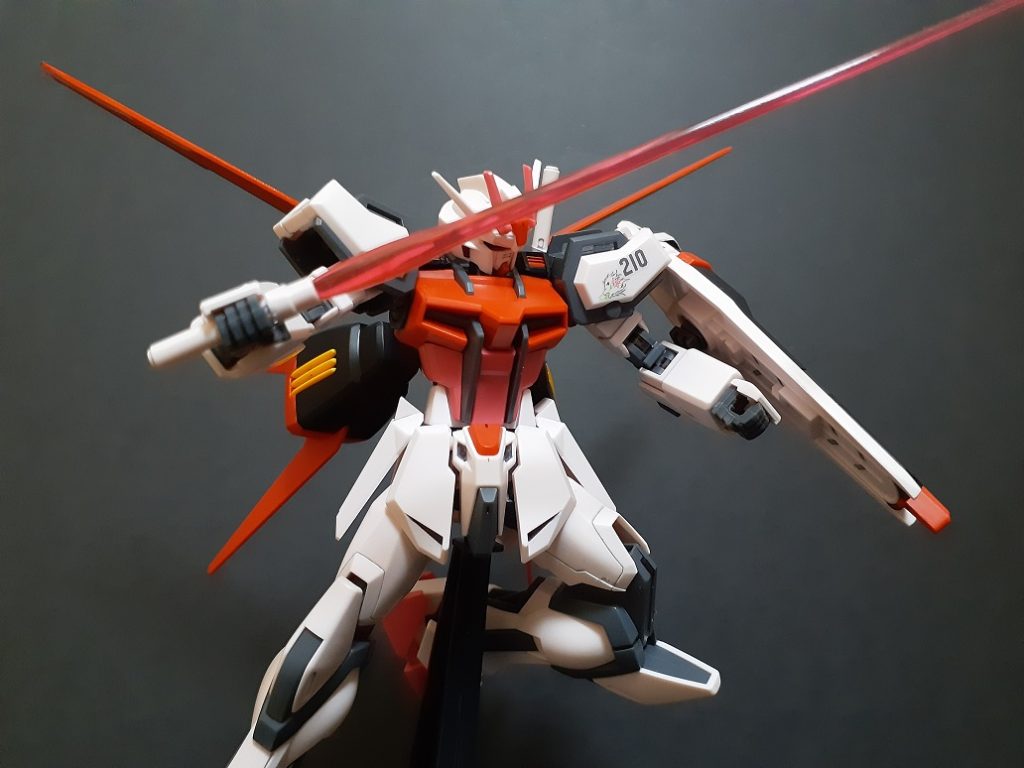 エールストライクは年中再販してるのにルージュはなかなか手に入らず大変。ランナーの都合エールストライカーの白も全部ピンクになってる以外弱点がないキット。