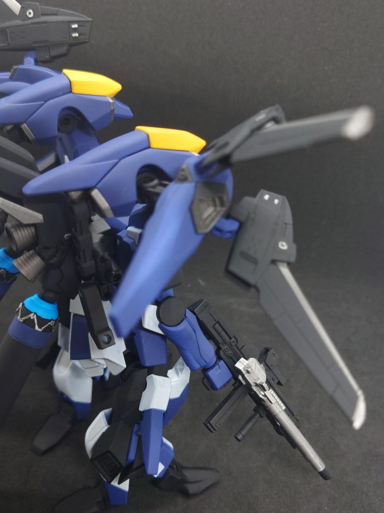 ビルダーズパーツのウィングを左右に2枚ずつ装備接続部分は3m穴を開けて挿し込んでタミヤさんのセメントで固定してます。