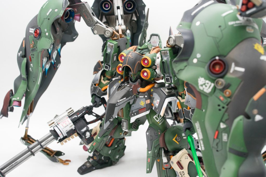 スジボリ、プラバン、ミキシング、マスキング、メタルパーツともっりもりです。特にメタルパーツは、アキバで電子部品やら、服飾品のパーツ使ったりと、普段プラモデルでは使わない部品もたくさん使ってみました(あれ使おう、これ使おうと想像しながらする買い物は最高に楽しかった)ガトリングにくっつけた真空管がお気に入りです