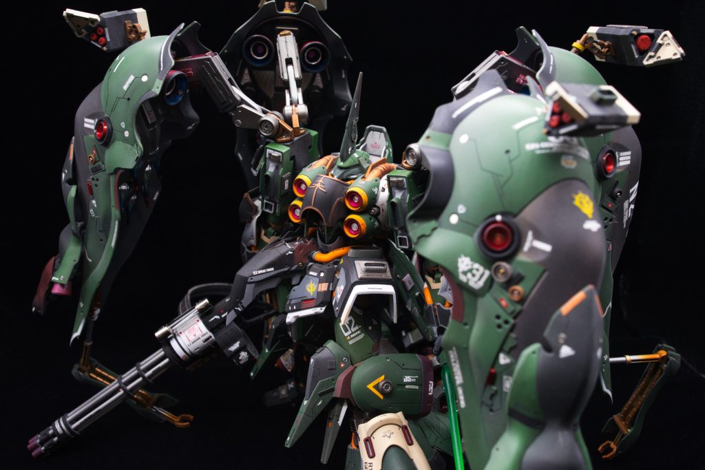 バインダー×4つは途中でスジボリとマスキングを何度も妥協しそうになったけど、よく諦めずに完成させたと自分を褒めてあげたい。ミサイルポットもとてもいい感じになりました(手に入れられたのラッキーだったなぁ。あれから一度も見かけない…)