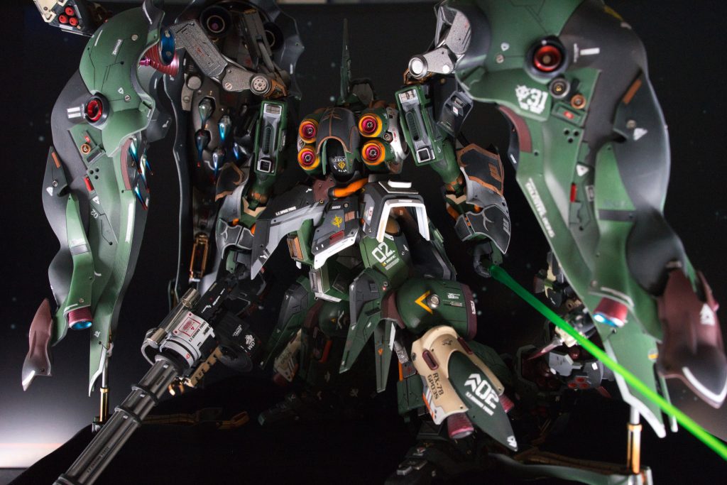 武器を何持たせるか散々迷いましたが、巨大ガトリングとビームサーベルにしました!ガンダムUCの冒頭でマリーダのクシャトリヤと連邦のスタークジェガンが一戦交えるシーンが大好きでなので、どうしてもビームサーベルも捨てがたかったんですが、よいバランスになったと思います