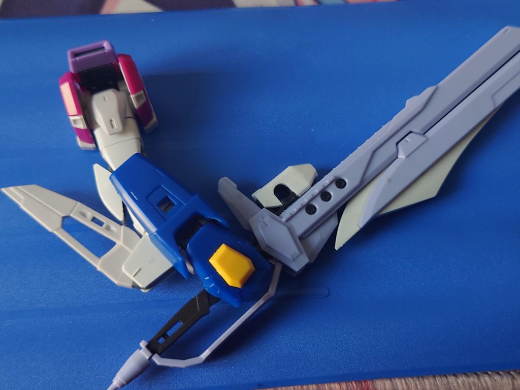 RG デスティニーの腕部カバーと手の甲を移植アロンダイトの持ち手をシュベルトゲベールの持ち手に変更しちゃんと保持できるように改造。