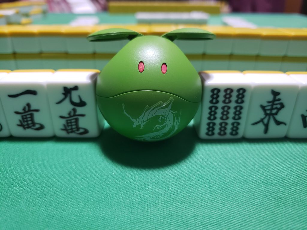 麻雀経験のほとんどない私が初めてこの子を見た時に、何故か麻雀牌に見えたのがきっかけ。龍は中国語だと「ロン」と読むことと、麻雀のロンを絡ませて「ハロロン」と命名。シールが浮きかけてるのはご愛嬌。(箱絵みたいに印刷っぽくできたら格好良いのになぁ)