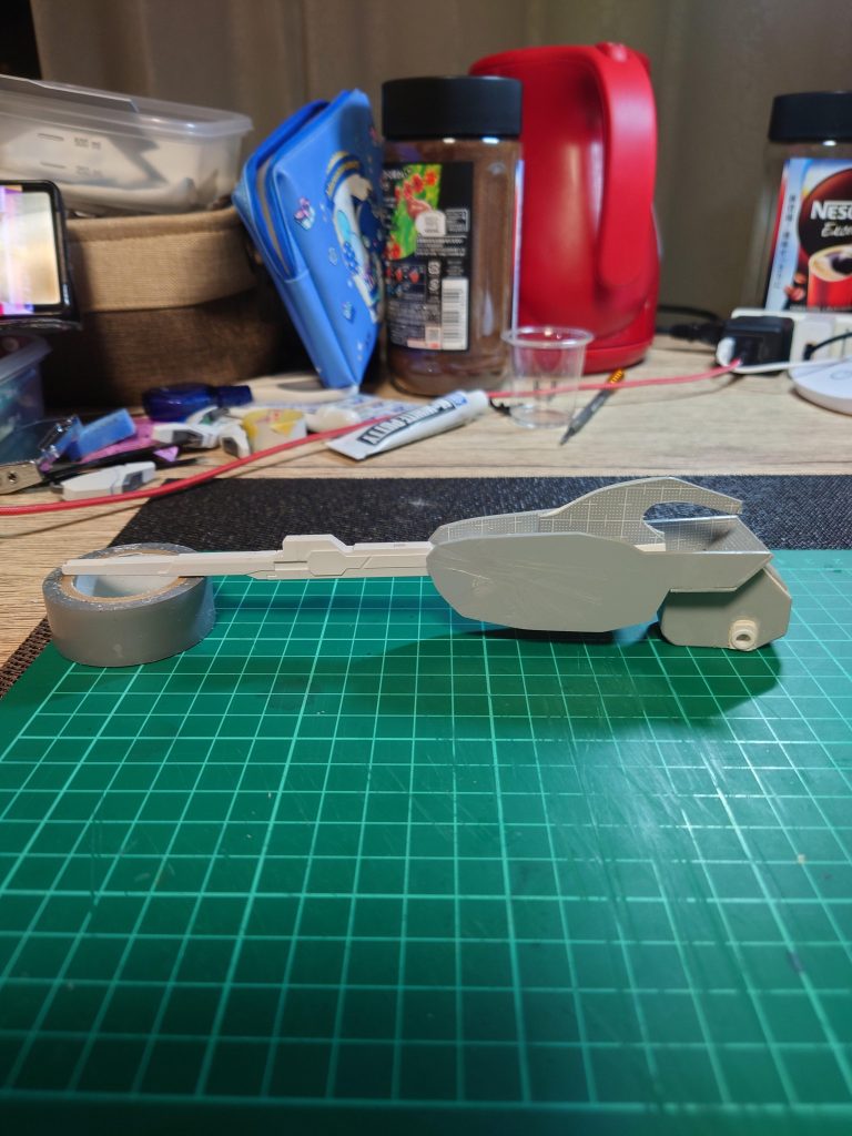 本体部分をプラ板(片面1mm×2枚)で形取り、バリアブルロッドライフルに仮止め。コレジャナイ感が強い…