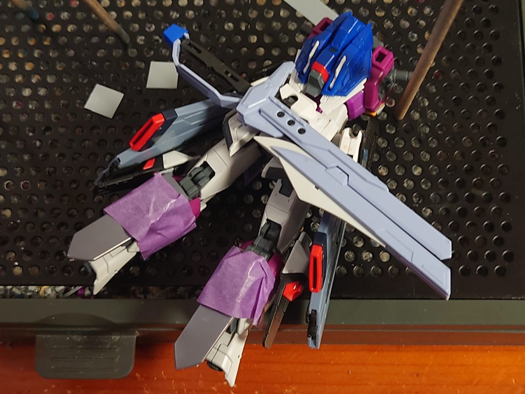 腰部にフリーダムのレールガンアロンダイトを腰に装着できるよう軸の追加脚部サイドにデスティニーの腰部スラスターを装着後ろ側にデルタプラスの腰部スラスターを装着