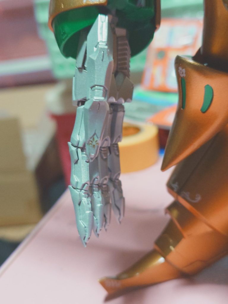 爪部にはネイルシールで遊びをプラスしました。