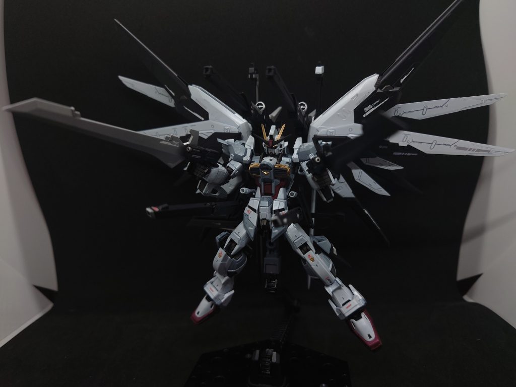 ハイマット・フルバースト形態全射撃武器の同時展開が可能です。(最大8機までロック可能)