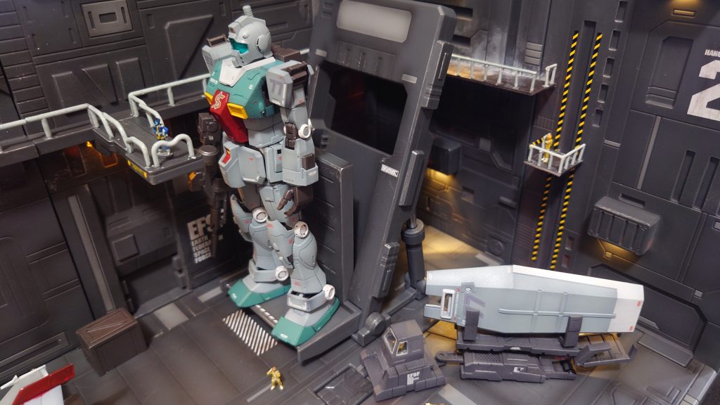 搭乗口にスレッガーもいます。