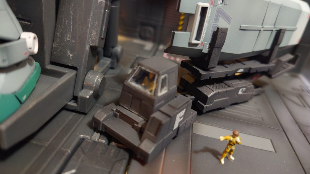 原作にはこんなの無いですが、シールドを運搬するキャリアを想像で作成。