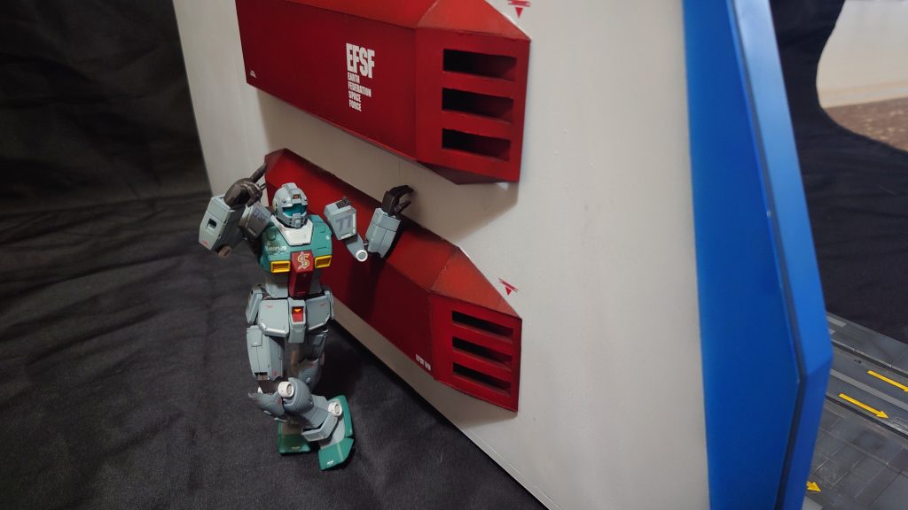 ちなみにカタパルトデッキの外側は何も無い状態だったので、プラバンでホワイトベースの外壁を作成してみました。