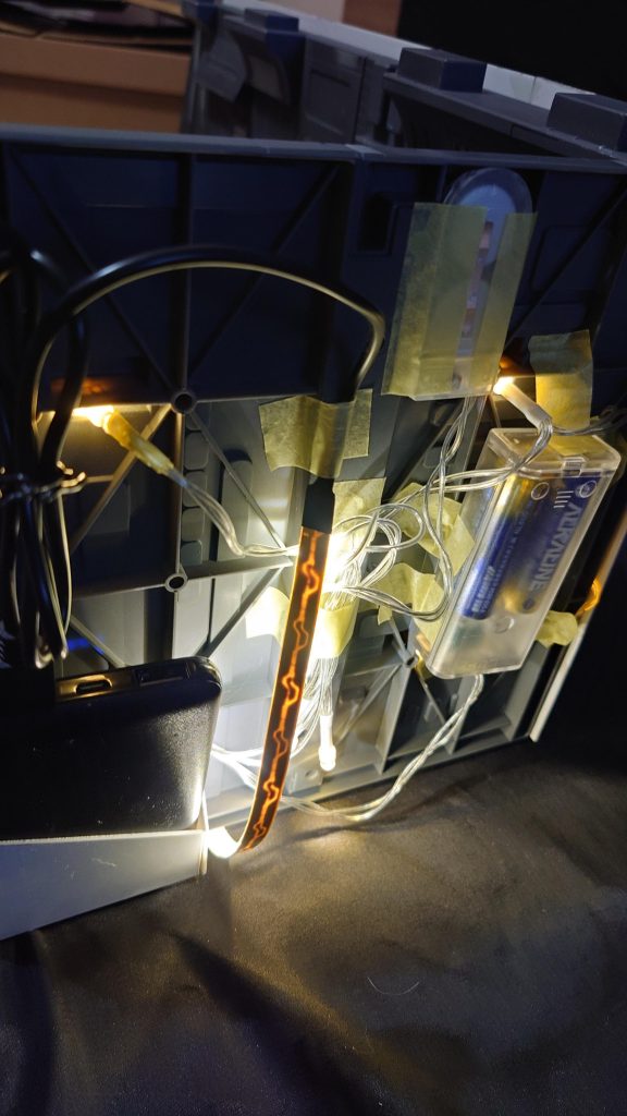 裏側はLEDの配線や電池ボックスでグチャグチャです;