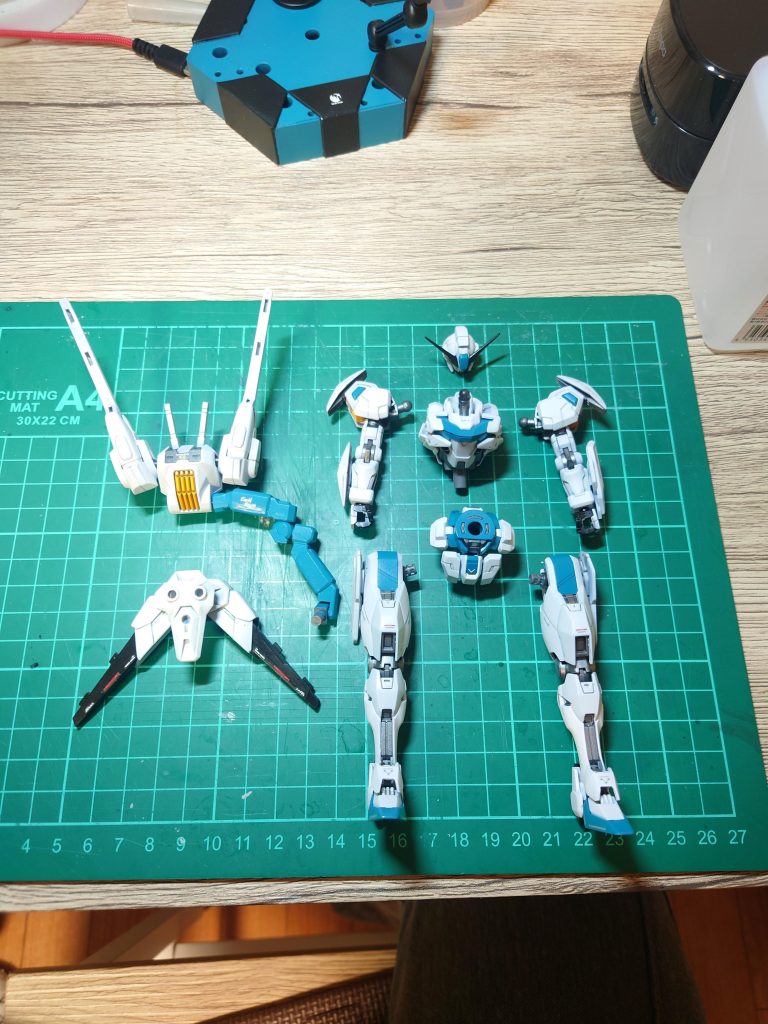 キャリバーン本体はカラーリング変更のみ、バックパックのジョイント部分だけプラ板を使って延長してます。理想の青の調色に苦戦しました。上に写ってますがアクションベースも高さを出して某メーカーのロボット掃除機をモチーフにしてます。