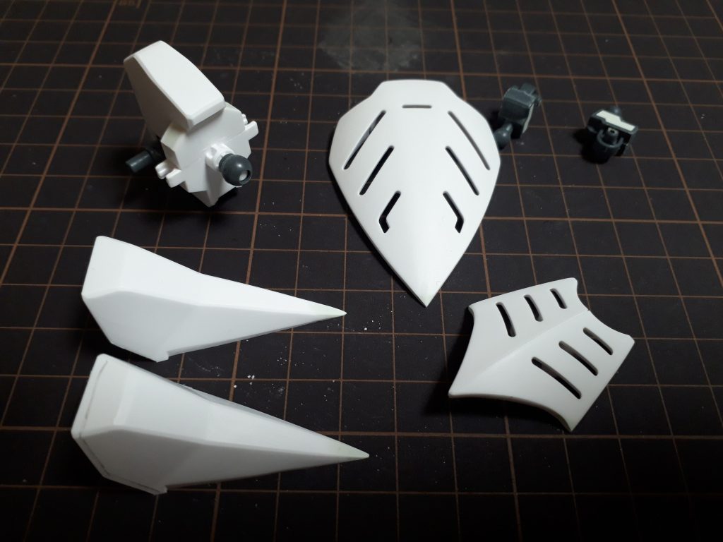 加工備忘録・各所パネルライン追加・肉抜きの穴埋め・丸みのある先端部分をパテ盛りして鋭利に・胴体延長(1mmプラ板)・ふくらはぎの蛇腹とくるぶしに、バーニア追加(Ez8のパラシュートパーツ・土台部分はプラ板で作成)・膝関節両側にディテール追加(プラ棒とプラパイプで作成)・前腕袖にクリアレッドのディテール追加(クリアのランナーで作成)