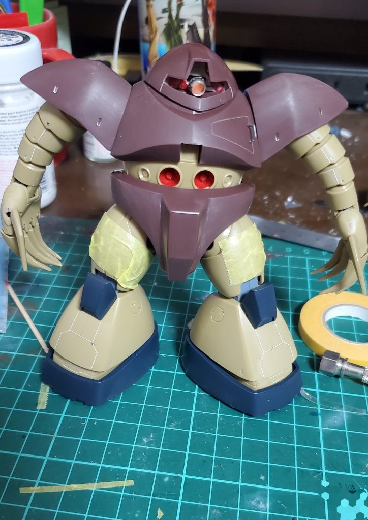 スジ彫りや簡単なディテールアップ追加と合わせ目消し、モノアイをHアイズと3.5mmのHDプレートに変更、仕上げにレジン液でコートしました。