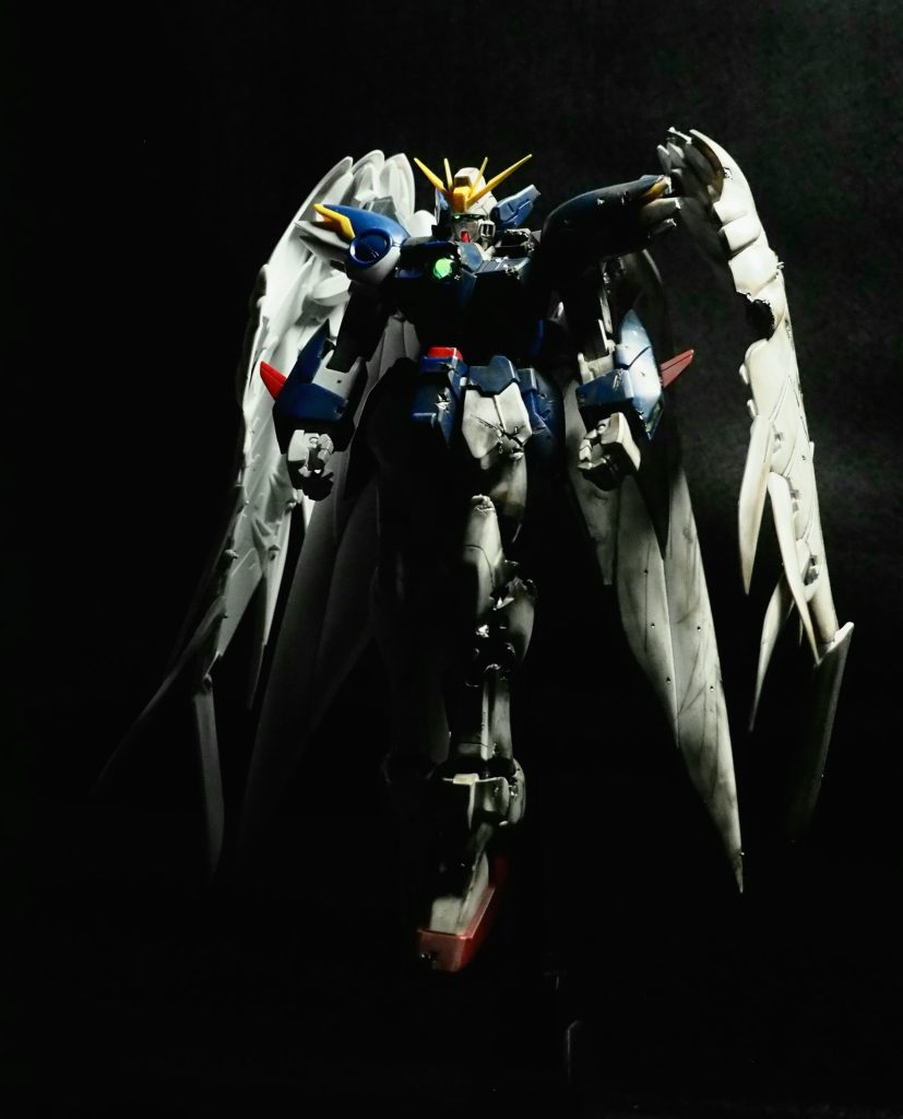 配線をして発光させたかったのですが、技術を持ってないのでケミカルライトで代用しました💦ケミカルライトが発光力が強くて結構良い色してたので良かったです笑