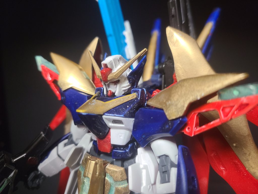 最後に、ライフルの装飾が少し凝ってるのは元々は飛行形態も欲しいなぁと思い、機首部分にしたくてドラグーン(武器じゃなくて伝説上の生物的の方)風にした名残です。また本当は、折角のミノフスキードライブだしファントムライト的なのも作りたかったですが、息切れしてしまったのでここで一旦区切りましたね。これは今後やれそうだったらそれだけ最後に作ろうと思ってます。名前はEX-ブラスト(仮)で行きたいです。はいMGの特別版の名前ですね(笑)☺️