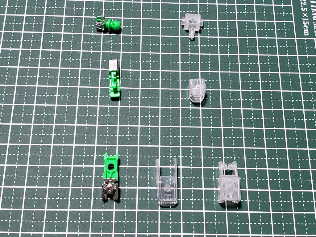 外装パーツに被る部分はガンダムマーカーのメッキシルバーでペン塗りしてます🎵関節部も塗装してるので、稼働は出来ません😢💦