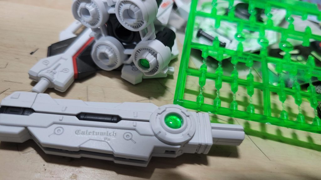 アストレイ本体の改造工程は以前投稿したので追加パーツのほうを。カレトヴルッフはグリーンのセンサーっぽい部分にHレンズを入れてそれっぽくした位。