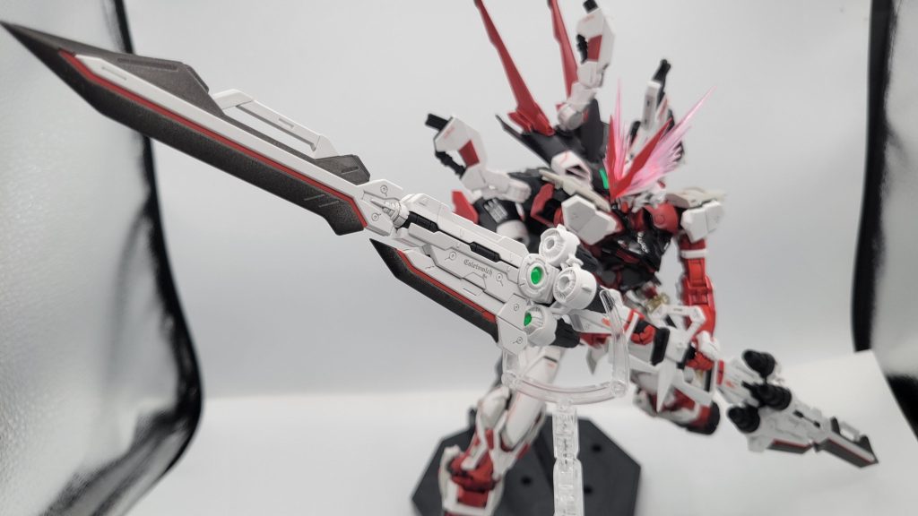 そしてSEEDの世界のガンダムがやたらやる、アンビテクストラスハルバードモード。両手で持てる分、かえってこの状態のほうが保持が安定するというw